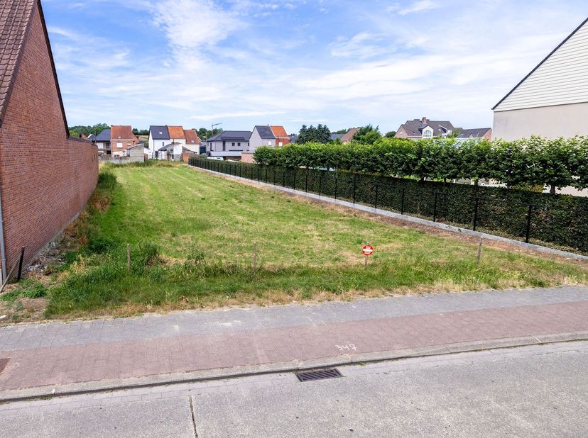 Rustig gelegen, westgerichte bouwgrond voor halfopen bebouwing van 692m² (lot 1). Gelegen te Rillaar met alle faciliteiten in de onmiddellijke omgevin