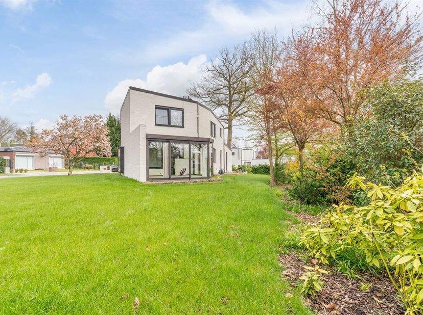 Bij het betreden van de woning komt u in de inkomhal met gastentoilet. Aansluitend bevindt zich een praktische bureauruimte, ideaal voor thuiswerk of