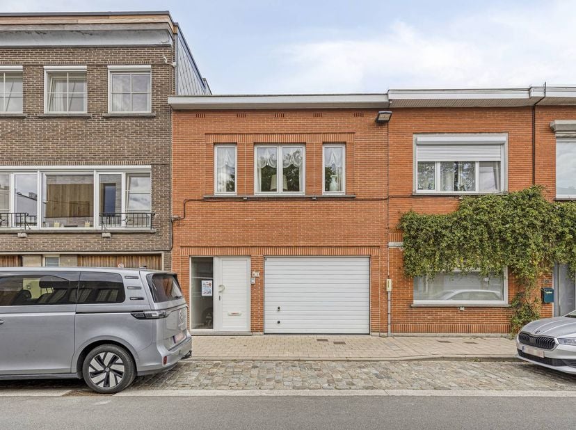 Dit instapklare rijhuis in Sint-Amandsberg, vlak bij Gent, biedt een mooie combinatie van ruimte, comfort en potentieel. Met een perceel van 292 m², e