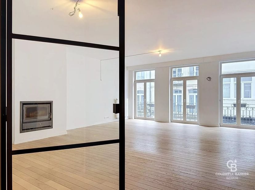 Appartement van ± 148 m² op de 1e verdieping, bestaande uit een inkomhal (+-11 m²) met inbouwkasten, een ruime en lichte woonkamer (+-42 m²) met open