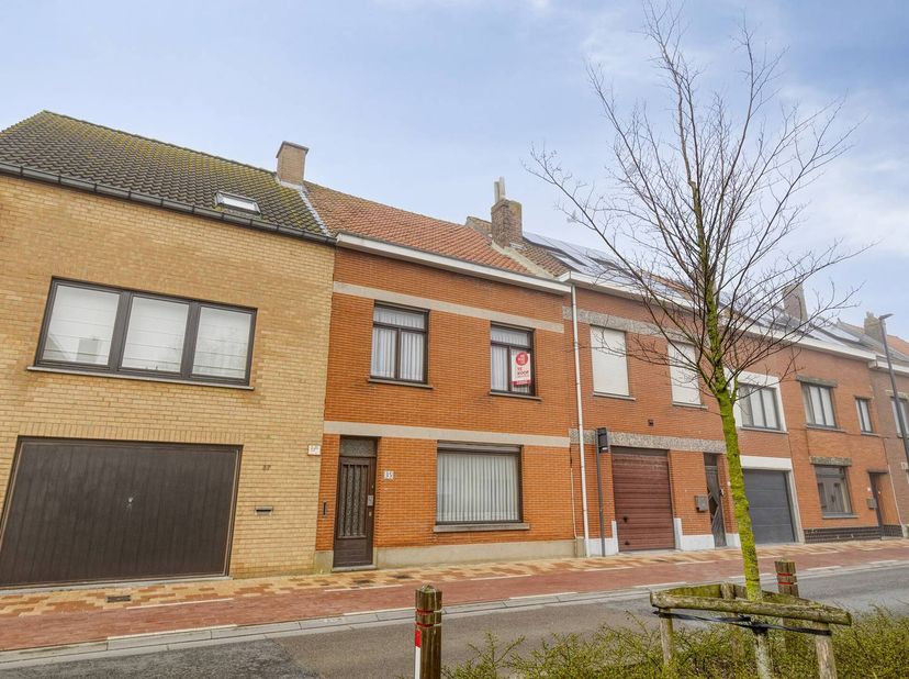 Vous êtes à la recherche d'un projet de rénovation à fort potentiel ? Ce bâtiment de caractère situé dans le quartier résidentiel d'Uitkerke constitue