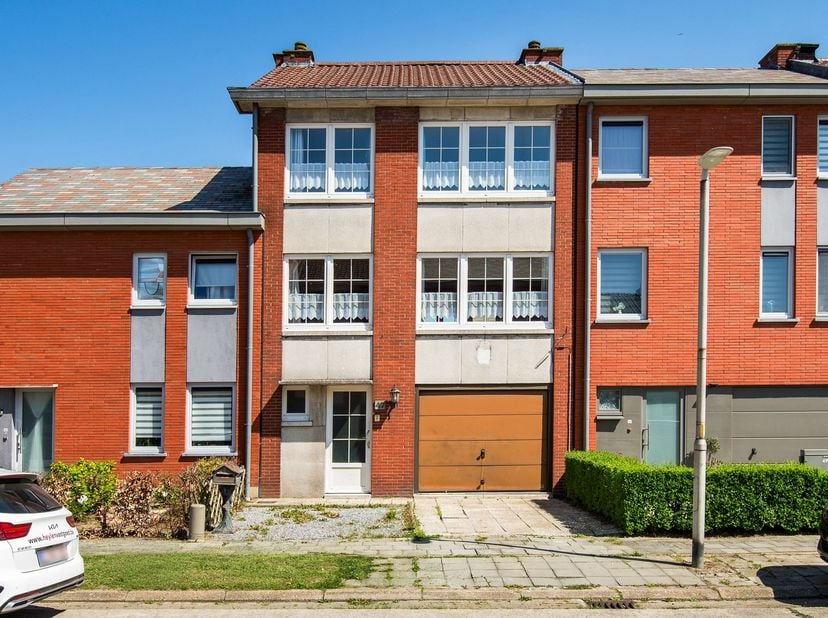 Op te frissen/te renoveren bel-etagewoning met potentieel op een gunstige ligging in Dendermonde. Deze woning beschikt over een bewoonbare oppervlakte