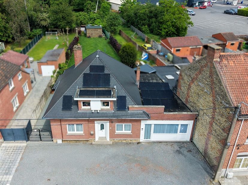 Parfaitement adaptée à lexercice dune profession libérale, cette maison dispose dun espace professionnel indépendant de ±40 m² avec entrée privative e