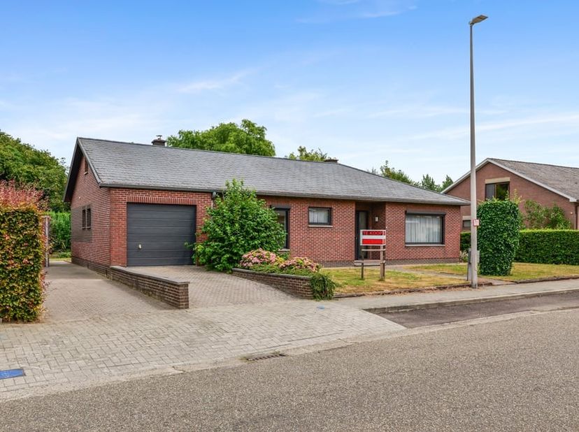 Bent u op zoek naar een vrijstaande woning met een praktische indeling en heel wat potentieel? Dan is deze open bebouwing, gelegen aan de Tiende Meist