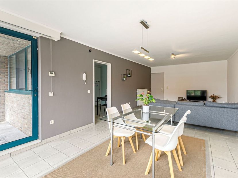 Ruim appartement met 2 slaapkamers, terras en parking nabij het centrum van Ravels. <br />
 Locatie: Dit appartement bevindt zich op de grote baan nab
