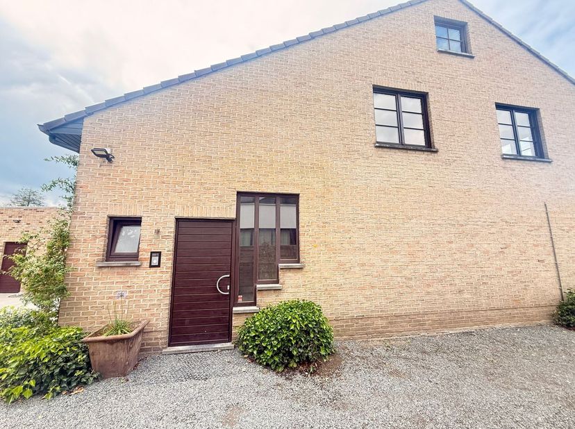 Charmante appartement met 4 slaapkamers en groot terras op centrale ligging in Waasmunster!<br />
Indeling: <br />
(0):inkomhal, gastentoilet, gemee