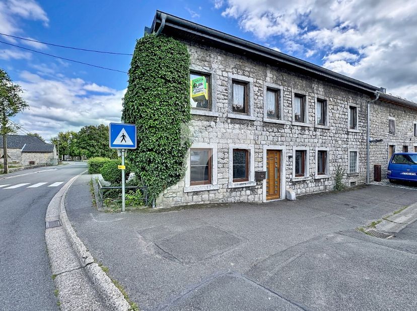 RAEREN Burgstraße, 70 : Cette charmante maison unifamiliale en pierre du pays séduit par ses volumes généreux et son caractère authentique. Le terrain