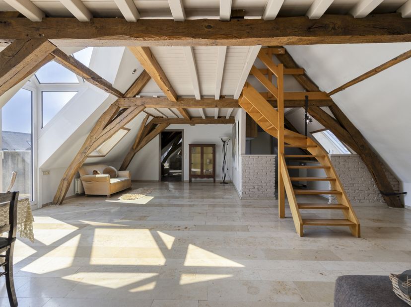 Welkom in de historische Dossin Kazerne in Mechelen!<br />
Dit uniek appartement combineert karaktervol erfgoed en authentieke elementen met hedendaag