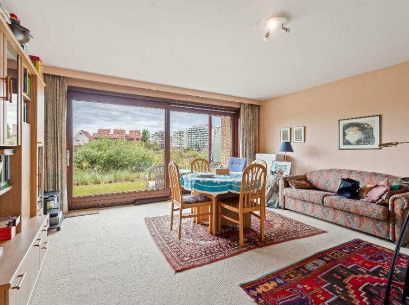 TRENDY appartement op het gelijkvloers met riant terras en tuin waar&amp;nbsp; je heel de dag van de zon kunt genieten. SAMENSTELLING: inkom, zonnige livi