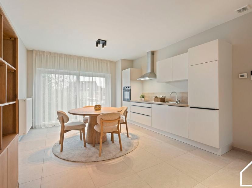 Dit nieuwbouwappartement op de 1e verdieping (62m²) bestaande uit een inkomhal met vestiaire en toilet, woonkamer met balkon en ingerichte keuken, 1 s