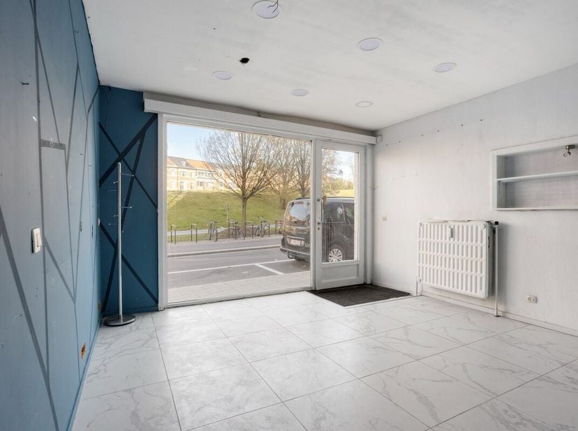 Dit handelspand bevindt zich op een zeer gunstige locatie net buiten de ring. Het betreft een handelspand van 25 m² op het gelijkvloers met veel zicht