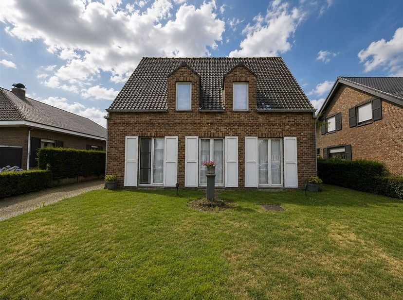 Ruime gezinswoning met 4 slaapkamers, 2 badkamers, garage en zonnige tuin<br />
Bent u op zoek naar een ruime en instapklare gezinswoning met alle co