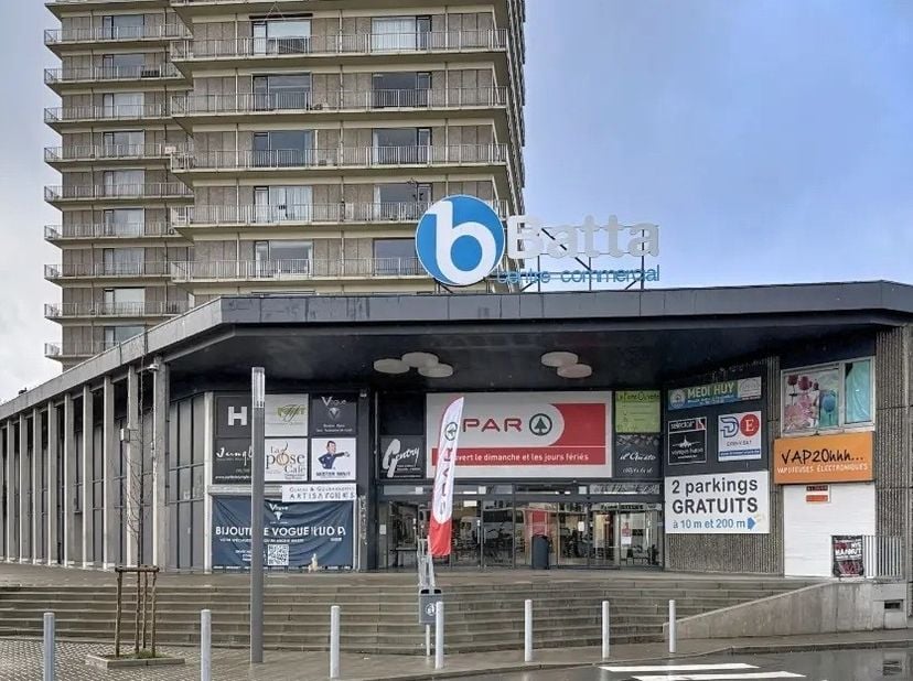 Gelegen aan de Avenue de Batta in het pittoreske Hoei, bieden wij 2&amp;nbsp;handelsruimte aan die ideaal zijn voor ondernemers met ambitie.<br />
Dit pan