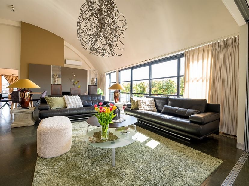 Incroyable Penthouse au coeur de Mouscron de 315m2 habitable. <br />
Vous découvrirez dès le hall d'entrée les prestations haut de gamme que vous prop