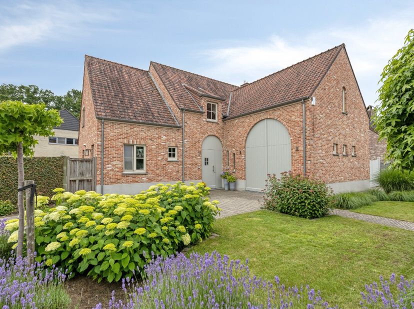 Koersel (Beringen): instapklare open bebouwing met 4 slaapkamers en prachtige tuin Deze open bebouwing is gelegen aan de Kruisweg 10 in Beringen, op e