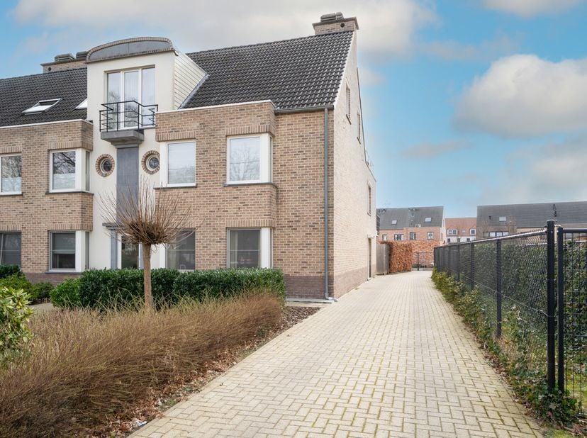 Op zoek naar extra ruimte om uw wagen, klassieker of motorfiets te stallen? In deze afgesloten ondergrondse parkeergarage hebben wij 3 autostaanplaats
