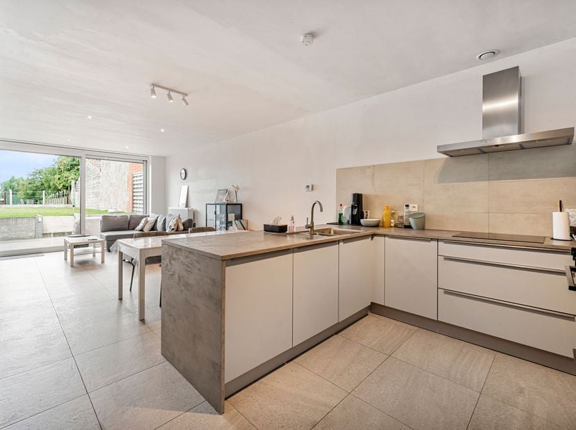 Woning met 3 slaapkamers en tuin te huur in Vlamertinge!<br />
Op de gelijkvloerse verdieping vinden we de inkomdeur met garage, toilet en aansluitend