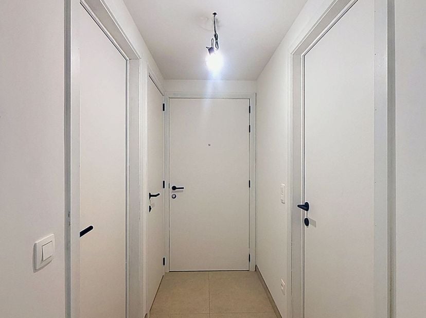 In het centrum van Passendale vind je dit recent opgeleverde appartement op de tweede verdieping, vlot bereikbaar met de lift.&amp;nbsp;Via de inkomhal/na