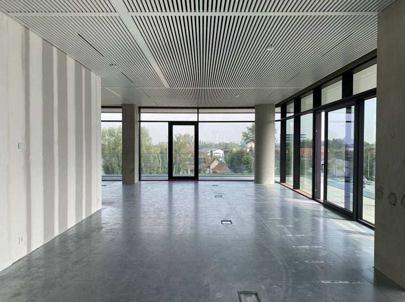 Ce nouvel espace de bureaux d'environ 278,04 m² est situé au 2ème étage de la tour Westwing avec une terrasse attenante au Westwing Park à Roulers. <b