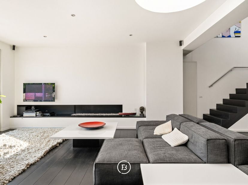 Dit ruime duplexappartement maakt deel uit van een kleinschalige residentie, gelegen in een levendige buurt met een vlotte verbinding naar het stadsce