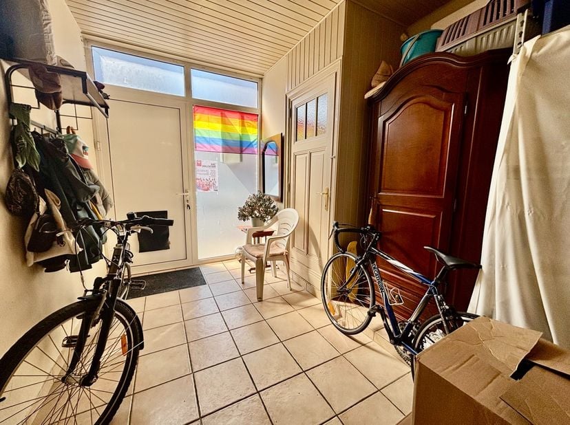 Dit aangename en lichtrijke gelijkvloers appartement is gelegen te Roeselare en beschikt over een praktische en comfortabele indeling. Bij het binnenk