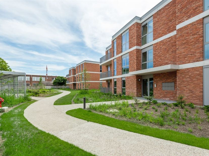 Prachtig nieuwbouw 1-slaapkamerappartement met terras in hartje Balen<br />
Ligging<br />
Dit recente appartement is gelegen aan Molenstraat 2 bus 13
