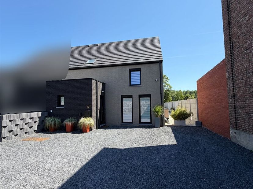 Prachtige, recente woning met drie gevels, voorzien van eigen parkeerplaatsen, een terras en een mooie tuin; gelegen in een rustige woonwijk in Harchi