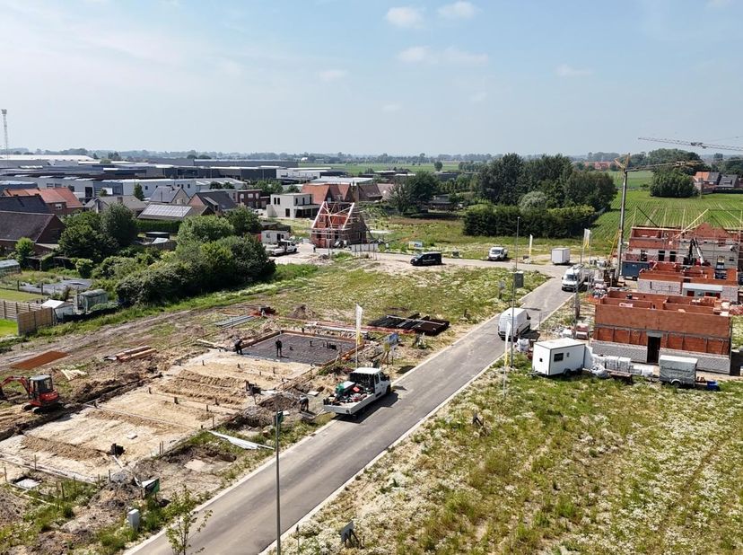 Langs de Hovaerestraat (rechts naast huisnummer 70) in Koekelare realiseren ze deze nieuwe verkaveling waar lot 16 te koop is. Je woont er op een boog