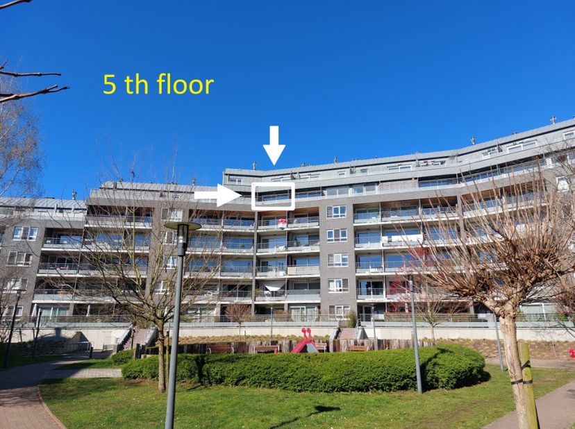 Wij presenteren u hier een prachtig 2-kamer appartement van 84 m², gelegen op de 5e verdieping, met een heerlijk en zonnig terras met panoramisch uitz