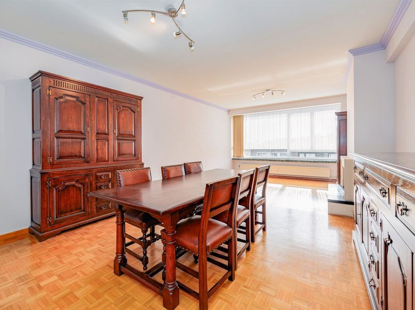In de Morckhovenlei 25 in Borgerhout, staat dit aangenaam 3 slaapkamer appartement te koop vlakbij het Rivierenhof. Gelegen op de vierde verdieping in