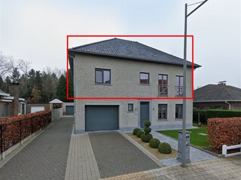 Ontdek dit ruim en hoogwaardig afgewerkt nieuwbouwappartement op de eerste verdieping, bereikbaar via een individuele inkomhal op het gelijkvloers. De