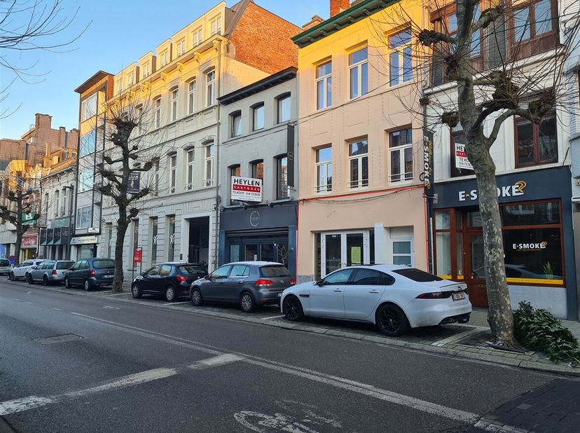 Veelzijdige handelsruimte op toplocatie in hartje Turnhout<br />
Op zoek naar een commerciële ruimte met een uitstekende centrale ligging? Dit handels