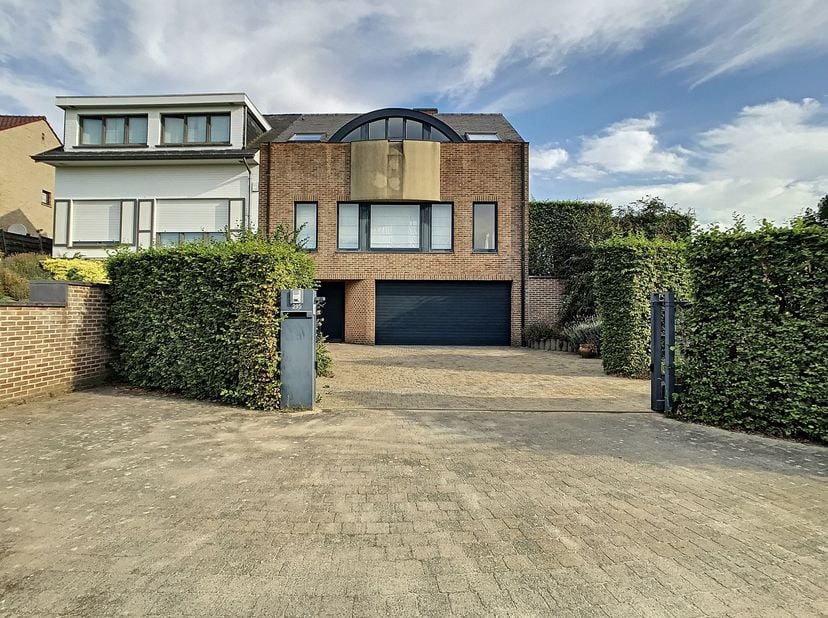 À VENDRE – Villa 3 façades de caractère et exceptionnellement spacieuse (1997) sur 31a38ca avec vue panoramique permanente<br />
Moorselstraat 295, 30
