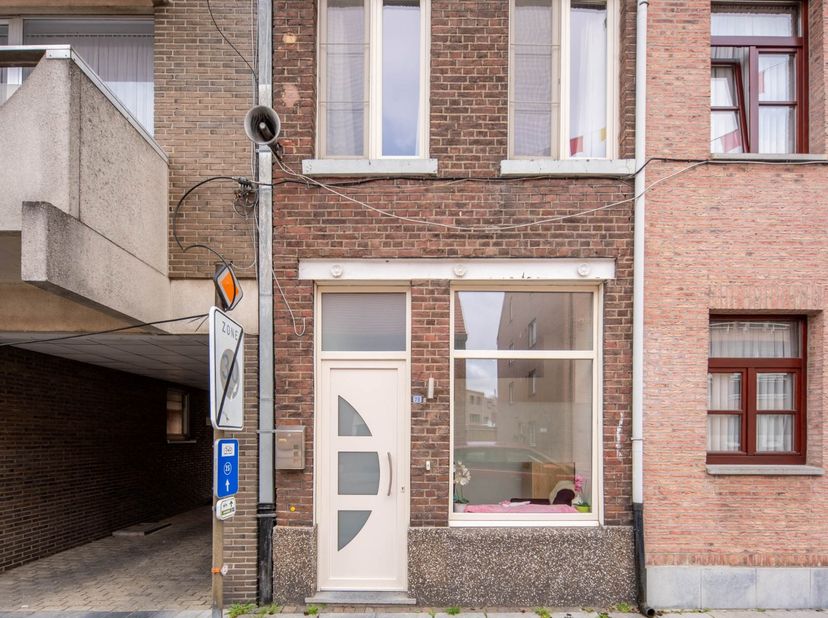 Deze knusse rijwoning is gelegen in het centrum van Maaseik op 300m van de historische markt.<br />
<br />
TROEVEN : <br />
* Zeer centrale ligging<br