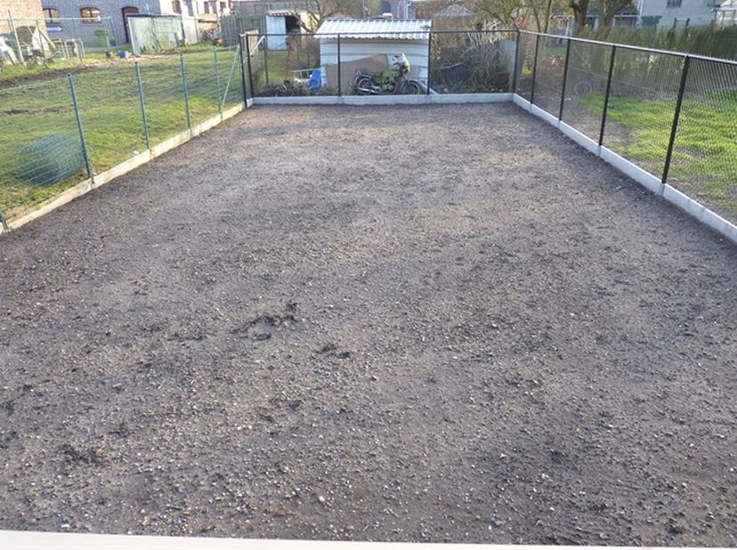 Deze halfvrijstaande woning is gelegen in Tongerlo (Bree) en is recent gerenoveerd.<br />
INDELING:<br />
Gelijkvloers:<br />
- Inkomhal<br />
- Keuke