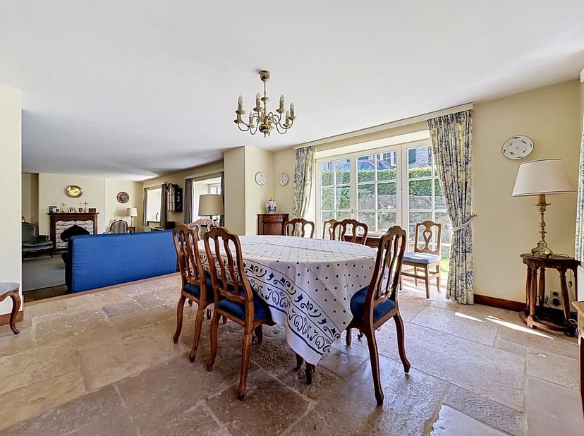 SOUS-SOL de ± 18m² :<br />
- Cave de ±15,5m² sur carrelage,<br />
REZ DE CHAUSSÉE de ±121m² :<br />
- Hall de ±14m² sur carrelage avec WC indépendant