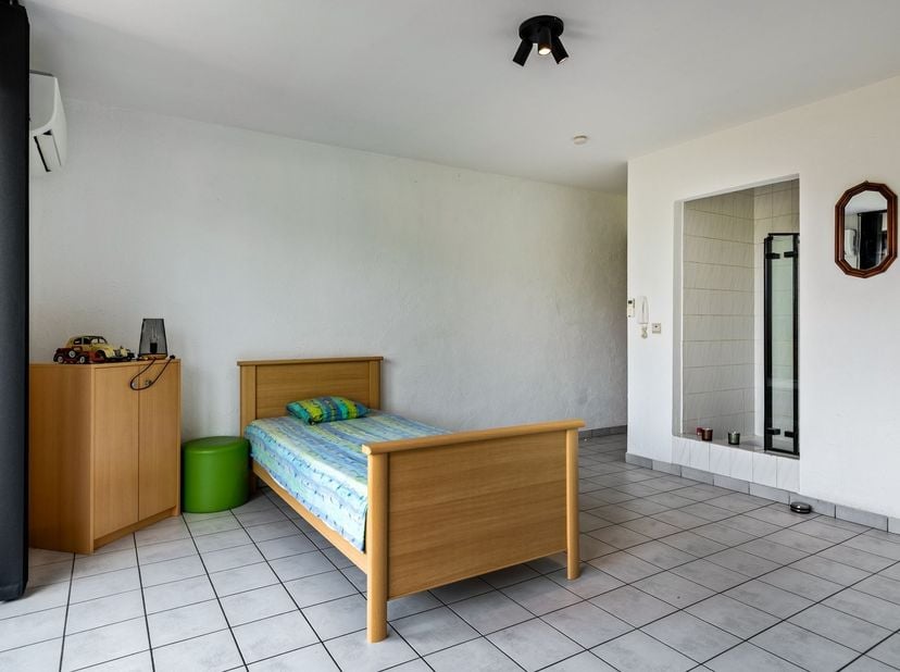 Lichtrijke studio met terras en privatieve garage in Geel<br />
Locatie<br />
Deze studio is gelegen op een centrale locatie in Geel, op korte afsta
