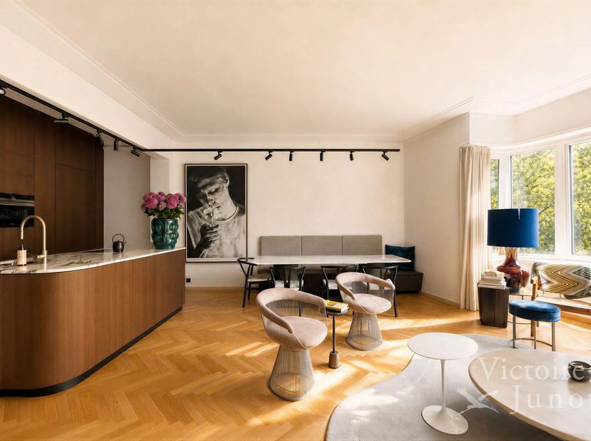 Gelegen op de prestigieuze Franklin Roosevelt-laan, heeft Victoire-Junot het genoegen u exclusief dit prachtige twee-slaapkamer appartement van ± 110