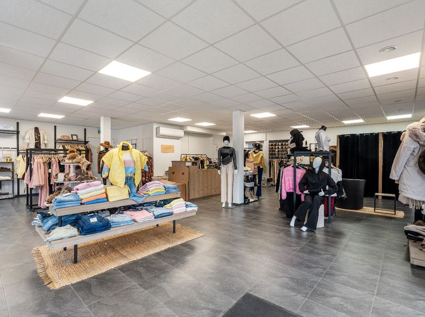Commercieel uitstekend gelegen investeringspand bestaande uit een handelsgelijkvloers met een oppervlakte van 110 m² + kelder, gelegen in het centrum