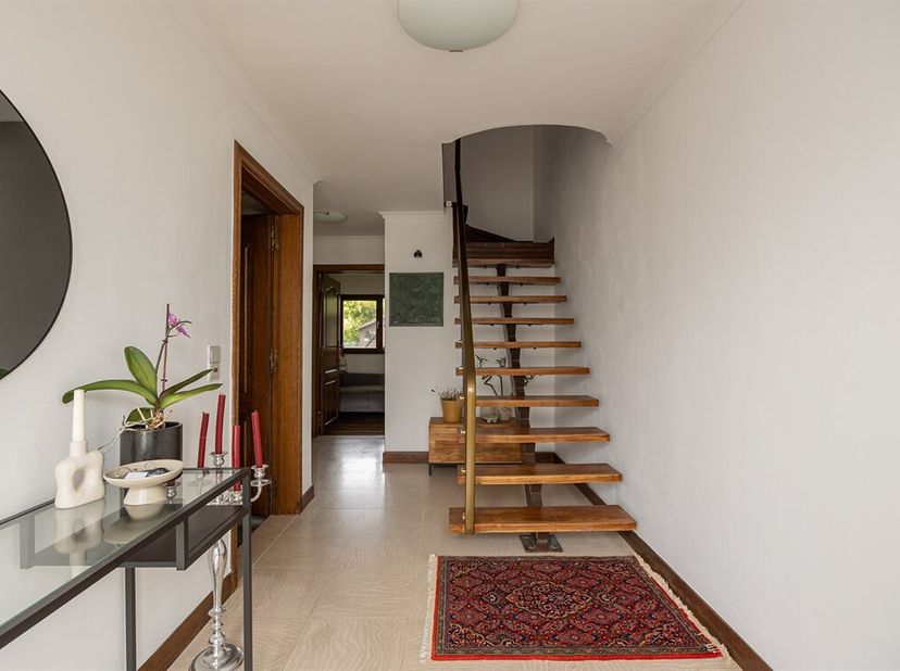 Ruime bel-etagewoning met 3 à 4 slaapkamers, garage en diepe tuin<br />
In de Gustaaf De Smetlaan in Aartselaar bevindt zich deze ruime en goed onderh