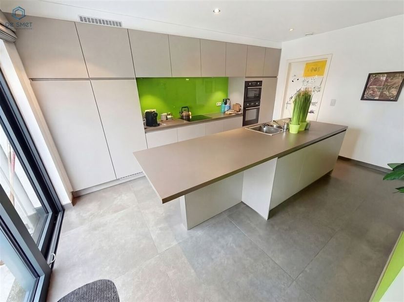 OPEN HUIZENDAG VRIJDAG 08/05 OP AFSPRAAK.<br />
Instapklare nieuwbouwwoning met 3 slaapkamers, commerciële ruimte en ruime zolder<br />
Deze moderne e