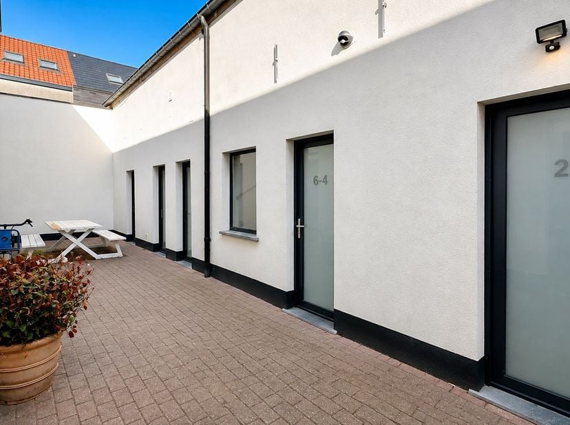 In de Notelaarstraat 6 te Gent bieden we deze volledig gemeubelde studentenstudio op de eerste verdieping te koop aan. De studio maakt deel uit van ee