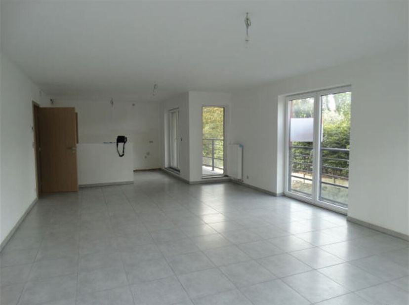Schitterend appartement met 2 slaapkamers, terras, balkon (3,1 m²), tuin (67,45 m²) en 2 parkeerplaatsen gelegen in Leuze-en-Hainaut.<br />
Het appart