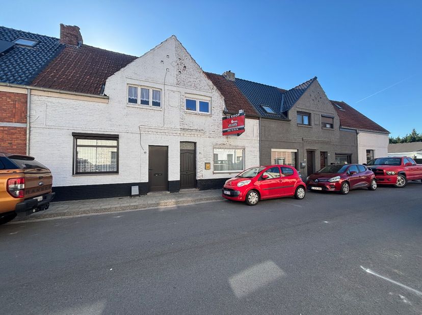 Gelegen in de rustige straat Tuinwijk, bevindt zich deze te renoveren woning met enorm veel mogelijkheden. Dankzij de centrale ligging zijn winkels, o