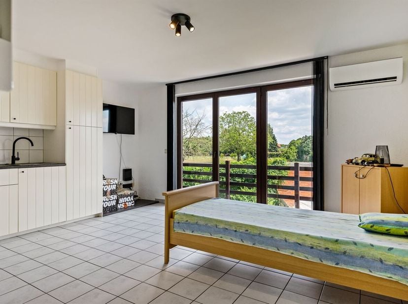 Lichtrijke studio met terras en privatieve garage in Geel<br />
Locatie<br />
Deze studio is gelegen op een centrale locatie in Geel, op korte afstand