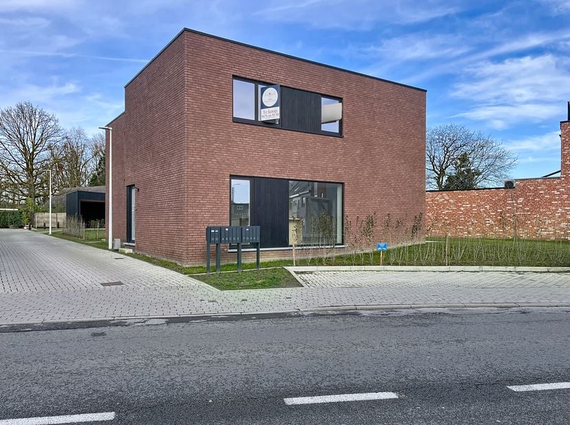 <br />
LIGGING<br />
<br />
Dit nieuwbouwproject langs de Cooppallaan, vlakbij het centrum van Wetteren, biedt 9 energiezuinige woningen in een hedend