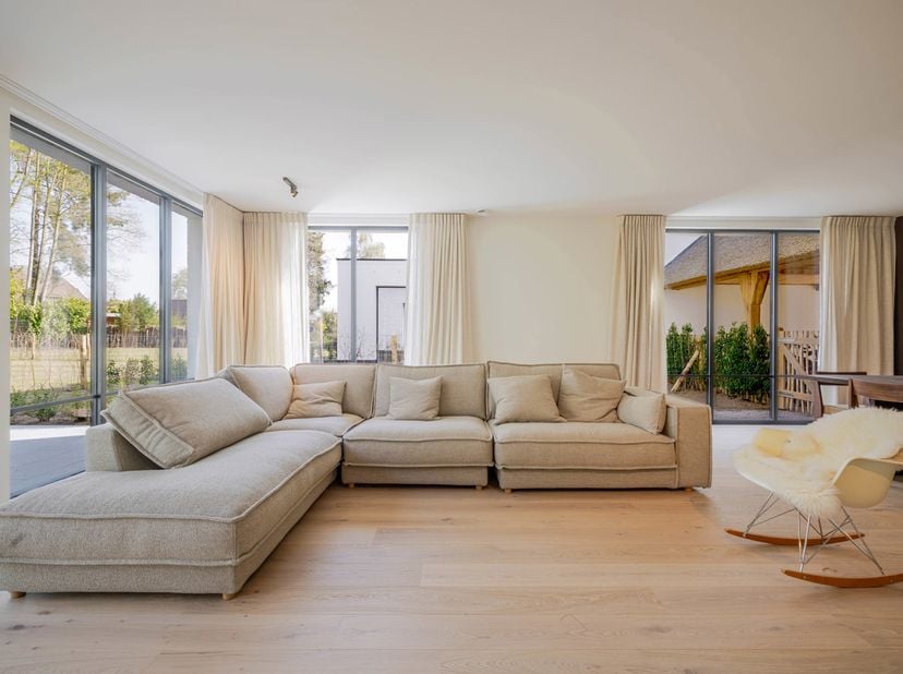 Ligging<br />
Het prestigieuze project “VIER” bestaat uit vier weelderige halfopen woningen, omgeven door een idyllisch, rustiek landschap. Elke wonin