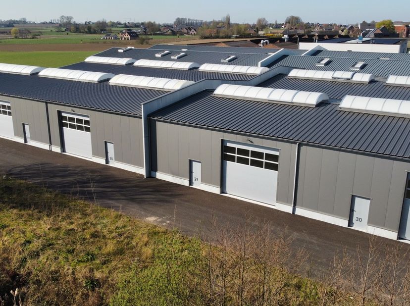 Instapklare opslagruimtes vanaf 150m&amp;nbsp;2&amp;nbsp;te koop in Anzegem<br />
<br />
Het pand is opgedeeld in verschillende kmo-units/opslagruimtes met op