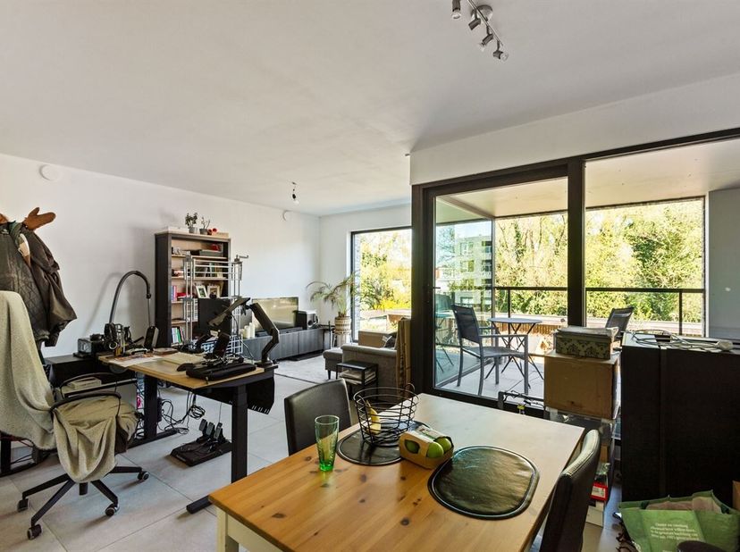 Ligging: Dit recente appartement is gelegen in de Hollebeekstraat in Hoboken, een rustige en aangename buurt met een goede bereikbaarheid naar het cen