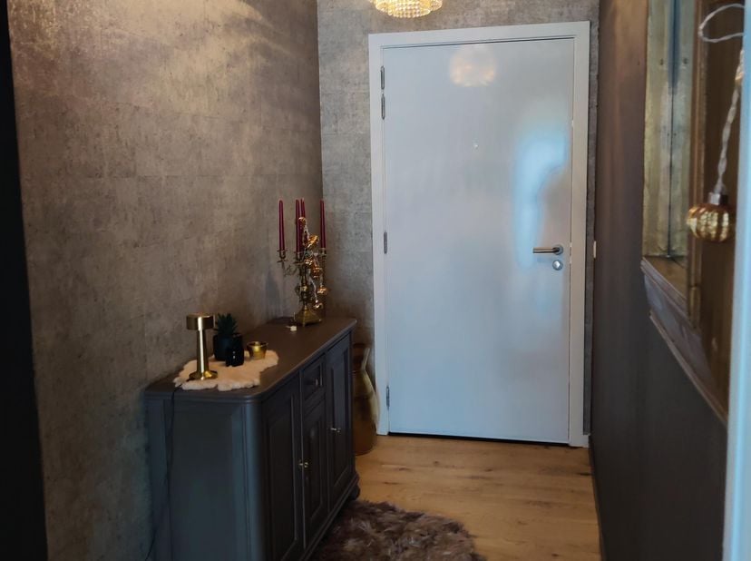 Gelegen kort bij het station en op wandelafstand van het centrum.<br />
Je hebt twee slaapkamers en een dressing.<br />
Er is een aparte was ruimte en
